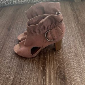A.N.A boot size 9/12. tan color